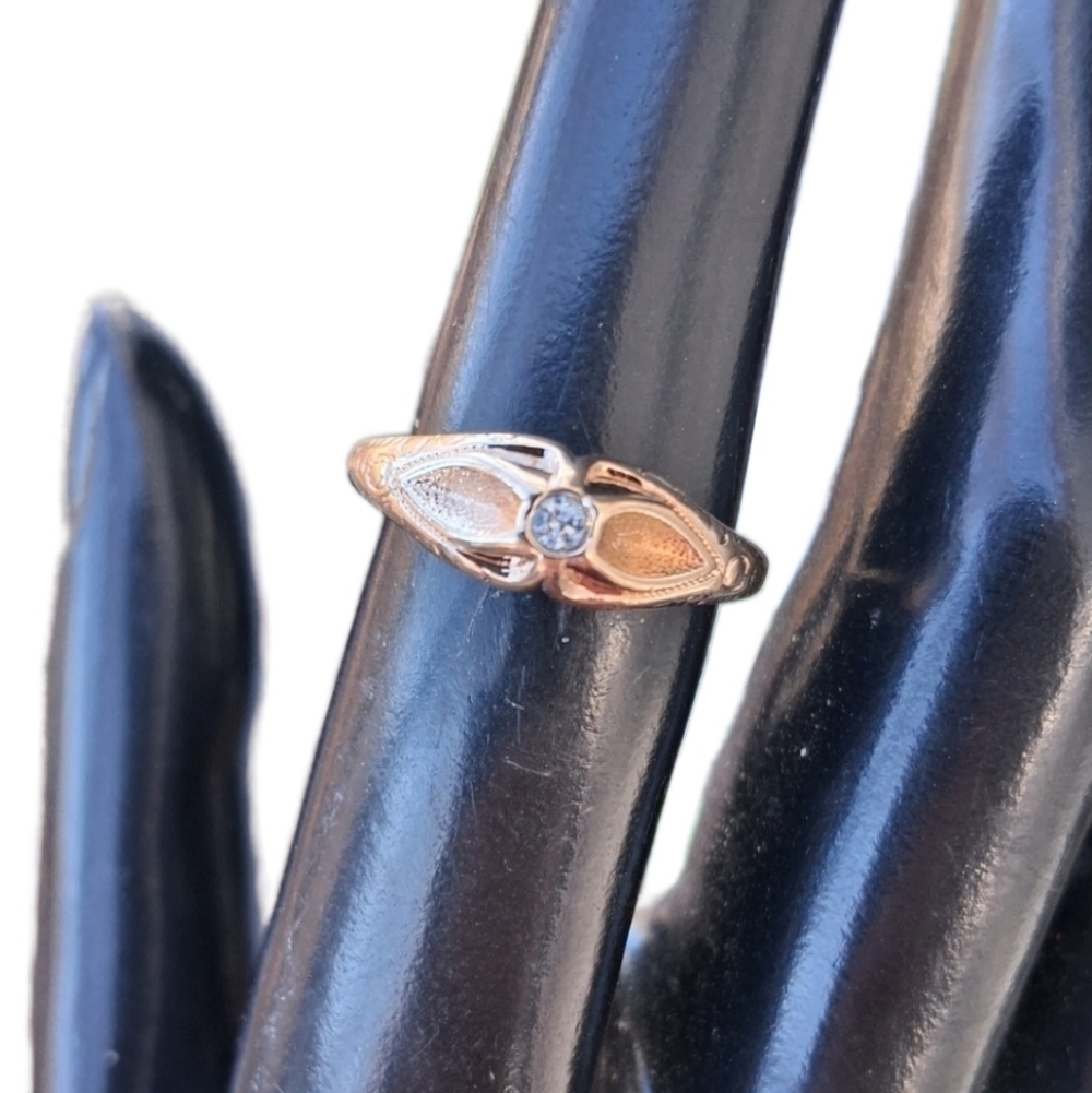 Vintage Avon Gold Tone Scalloped Solitaire Ring Faux Diamond